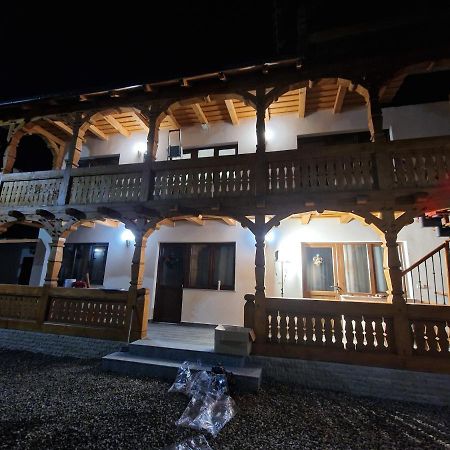 La Mona Apartment Birsana Bagian luar foto